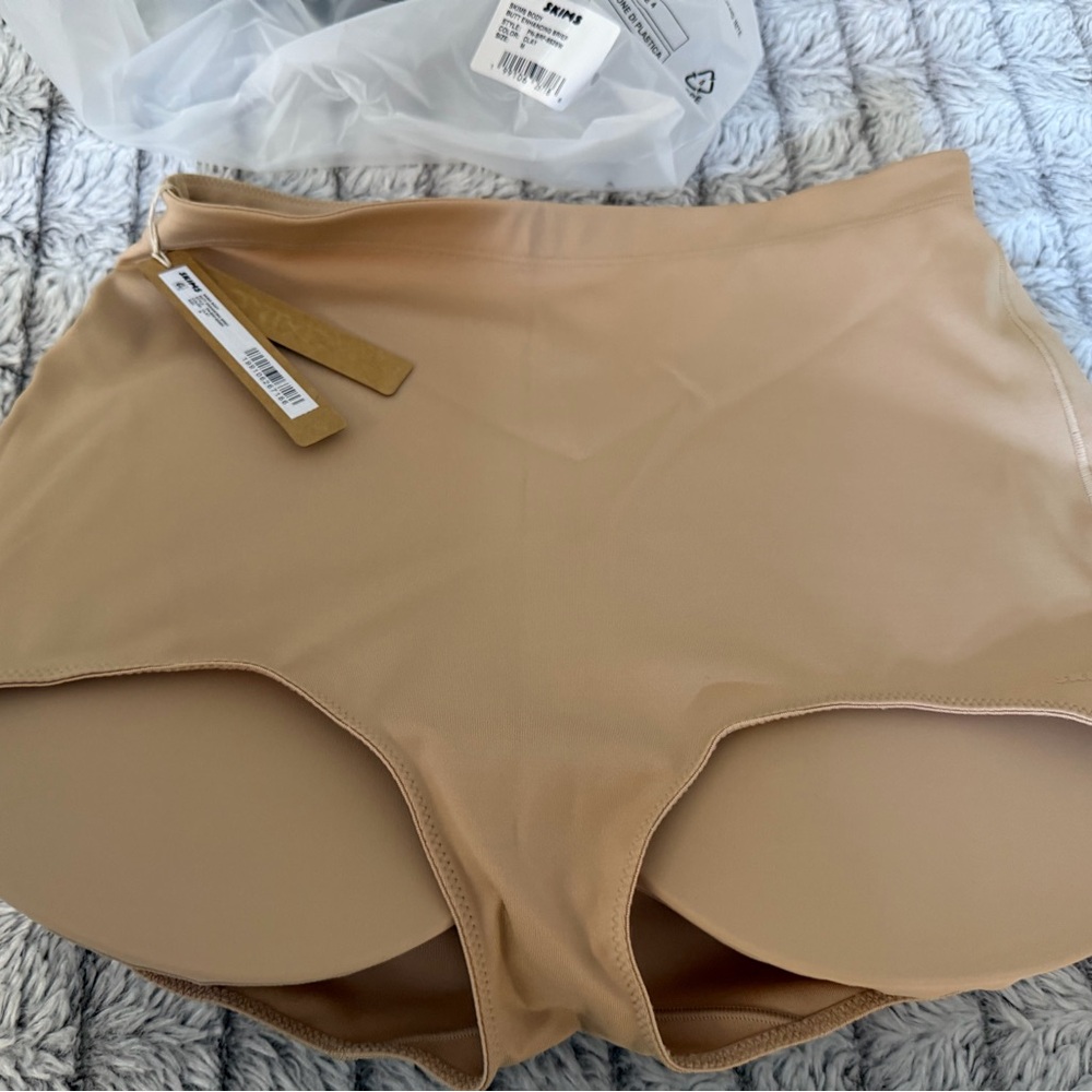 SKIMS (NWT) Medium~Clay Shapewear Briefs